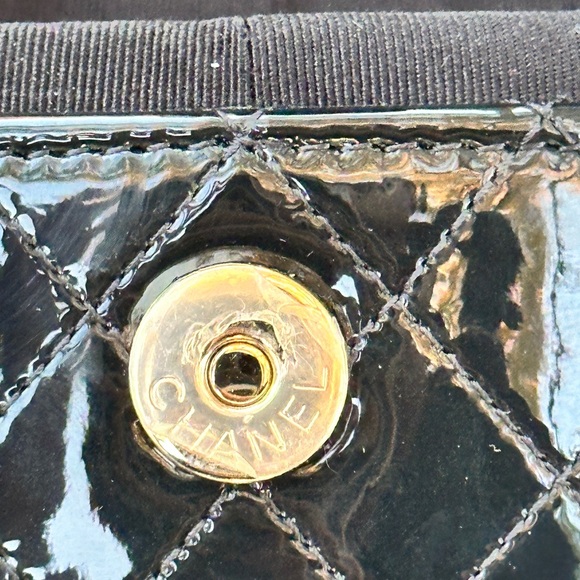 Patent quilted mini COCO Chanel round vanity shoulder bag - Picture 7 of 11